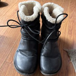 Ugg Women’s Boot, Size 9