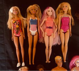 4 blonde Barbie’s