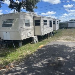Rv año 2000  Tiene 2 cuartos sala cocina refri estufa minisplit   Está en un parquidero en Alton pido 8500  tiene titulo