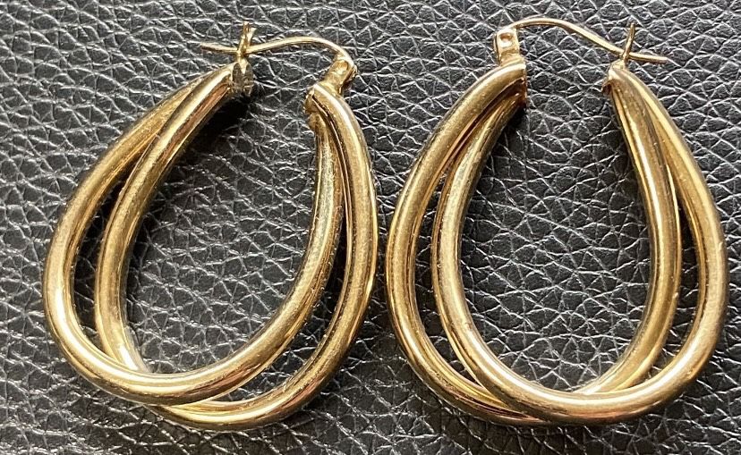 Double hoop earrings 14K Gold, 5.7 Grams.