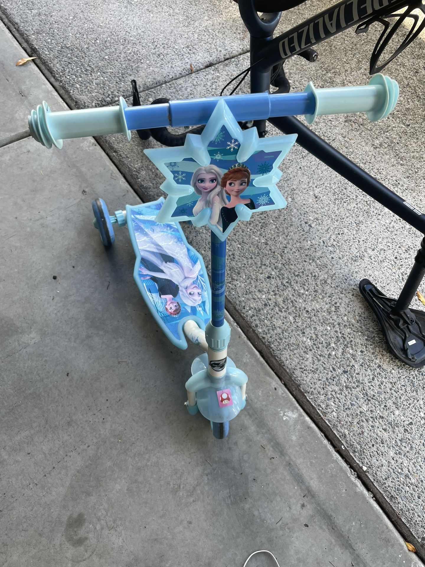 Huffy Disney Frozen Light Up 3-Wheel Scooter