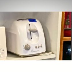 Toastmaster 2-slice white toaster