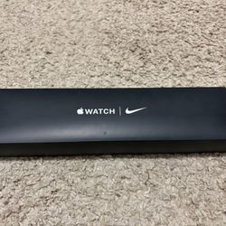 Apple Watch Nike SE 40mm Space Gray GPS MYYF2LL/A with Original Box