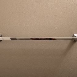 Bathroom towel bar