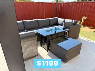 New inbox patio set with cushions ( we finance and deliver)