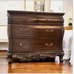 Accent Furniture Piece!  Chester Drawer With Mirror.