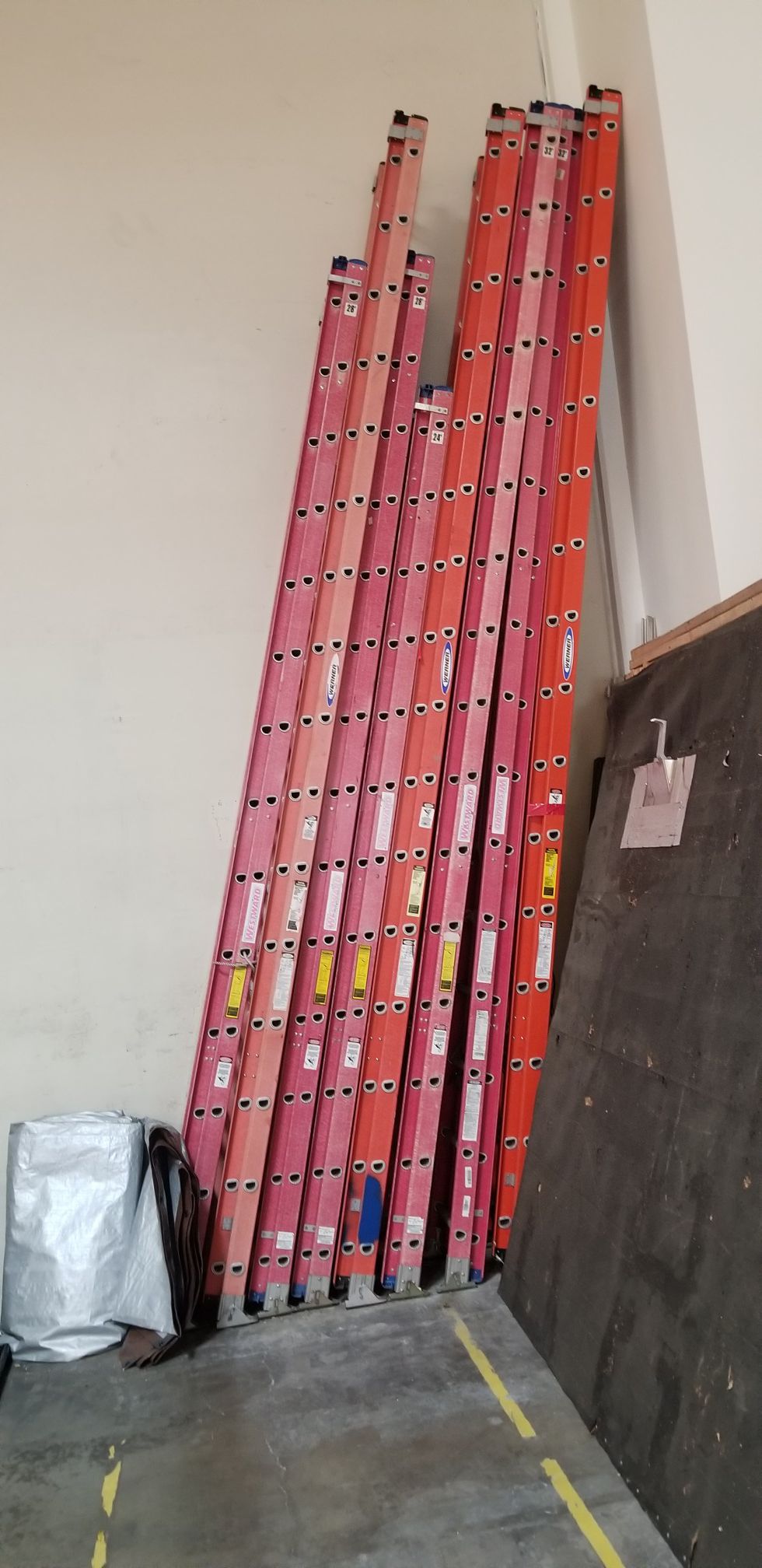 1 Warner 28' fiberglass ladder