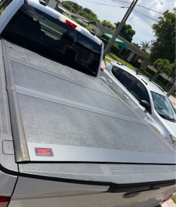 f250 6’7 bed cover like new condition