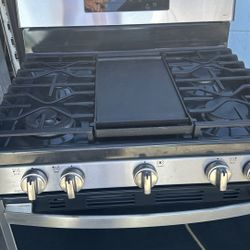 Gas Stove GE  30” Wide .