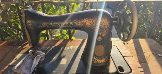 Antique Singer Sewing Machine. Approximately 100 years old and still functional