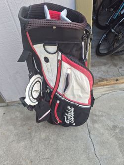 Titleist Golf Bag With Stand.