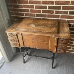 Early 1900’s Singer Sewing Machine In an Oak Cabinet. 