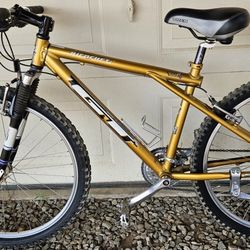 1998 GT Ricochet XC 17-in Medium Frame Mountain Bike