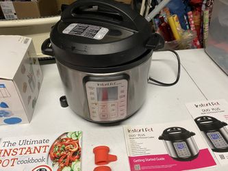 Instapot 8 Qt & Lots Of Assessories 