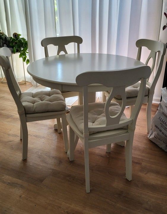 Dining table and 4 chairs