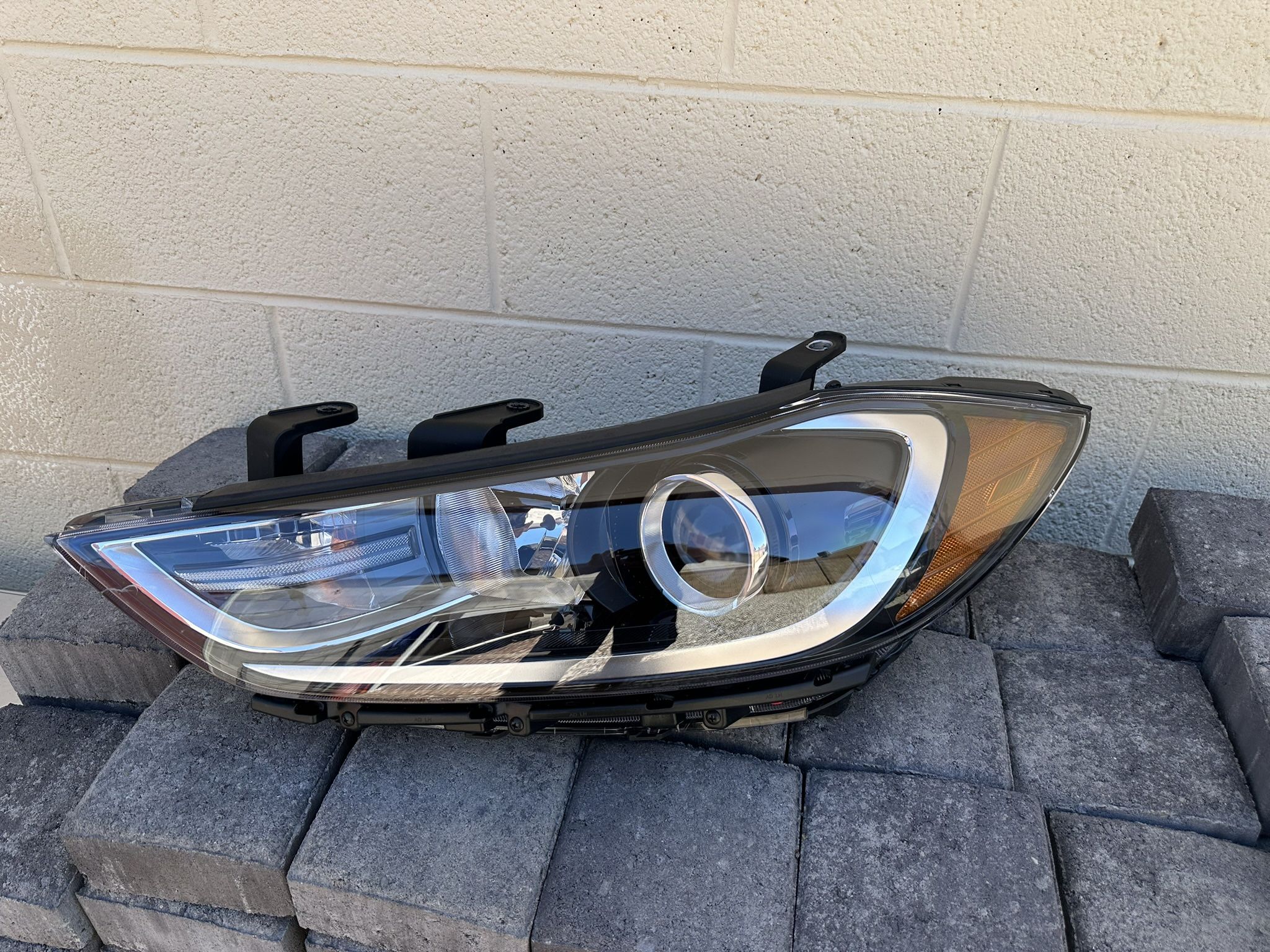 Hyundai Elantra Headlight 2017-2018, OEM ORIGINAL HYUNDAI PART, Hyundai Elantra Headlamp, Driver Side  