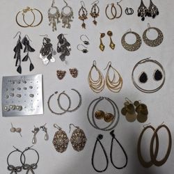 Lot of (30) Pairs of Earrings **Costume Jewelry**