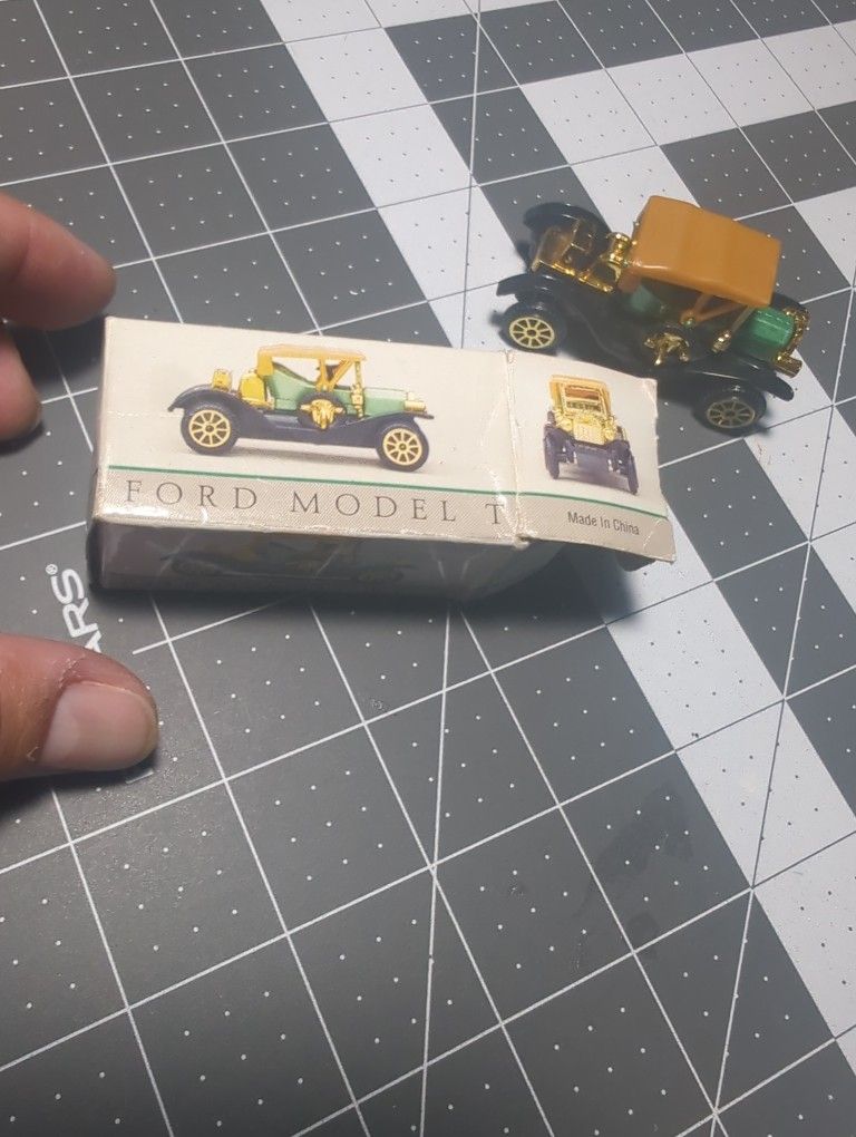 Model "T" Ford 1910 Small Car No. 304. Antique Vintage Readers Digest Replica H