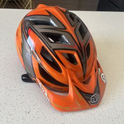 Troy lee designs helmet 