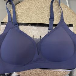 Woman’s wireless bra size L