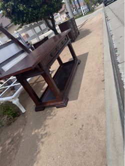 Console table beautiful and sturdy