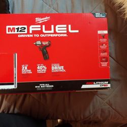 Milwaukee M12 Impact wrench kit