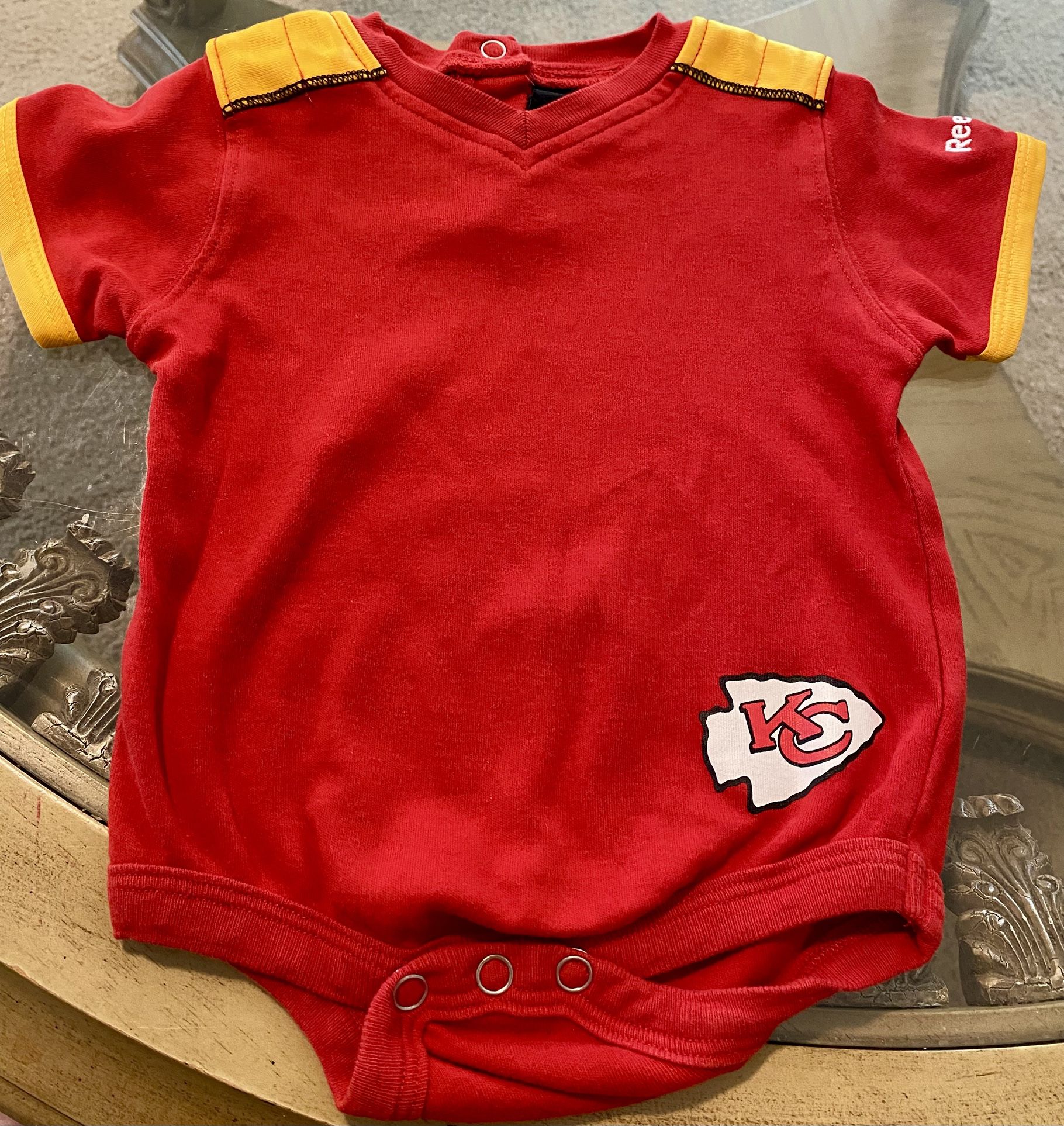 (NEW) NEVER WORN NFL Team Apparel KANSAS CITY CHIEFS Onesie