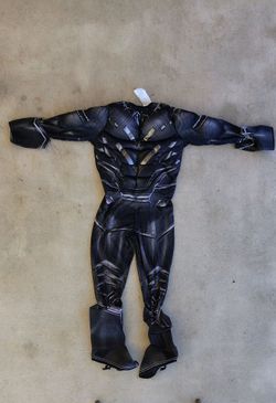 Black panther costume does not come with bag or mask