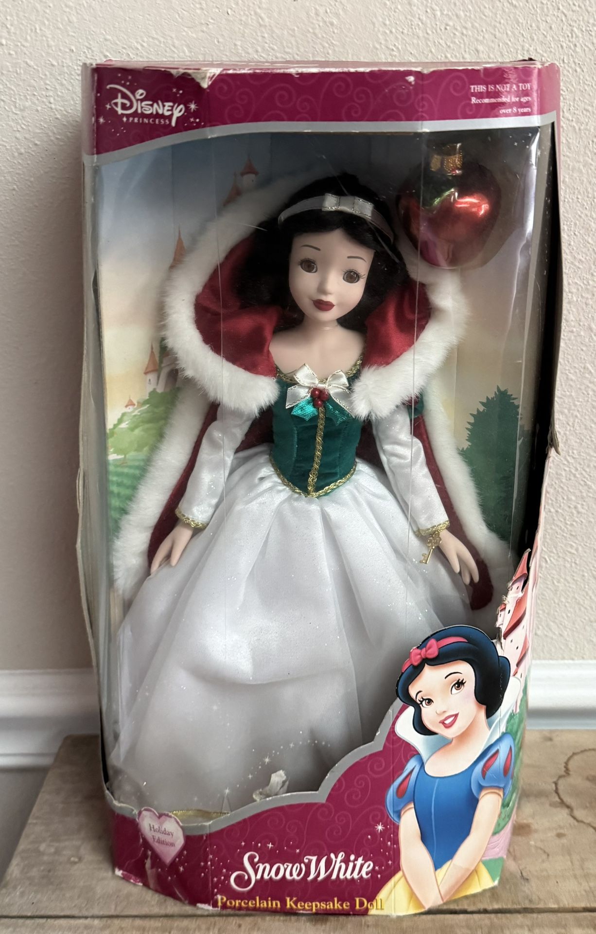 NEW Christmas Disney Snow White Porcelain Collector Keepsake Doll box has damage Just $20 xox