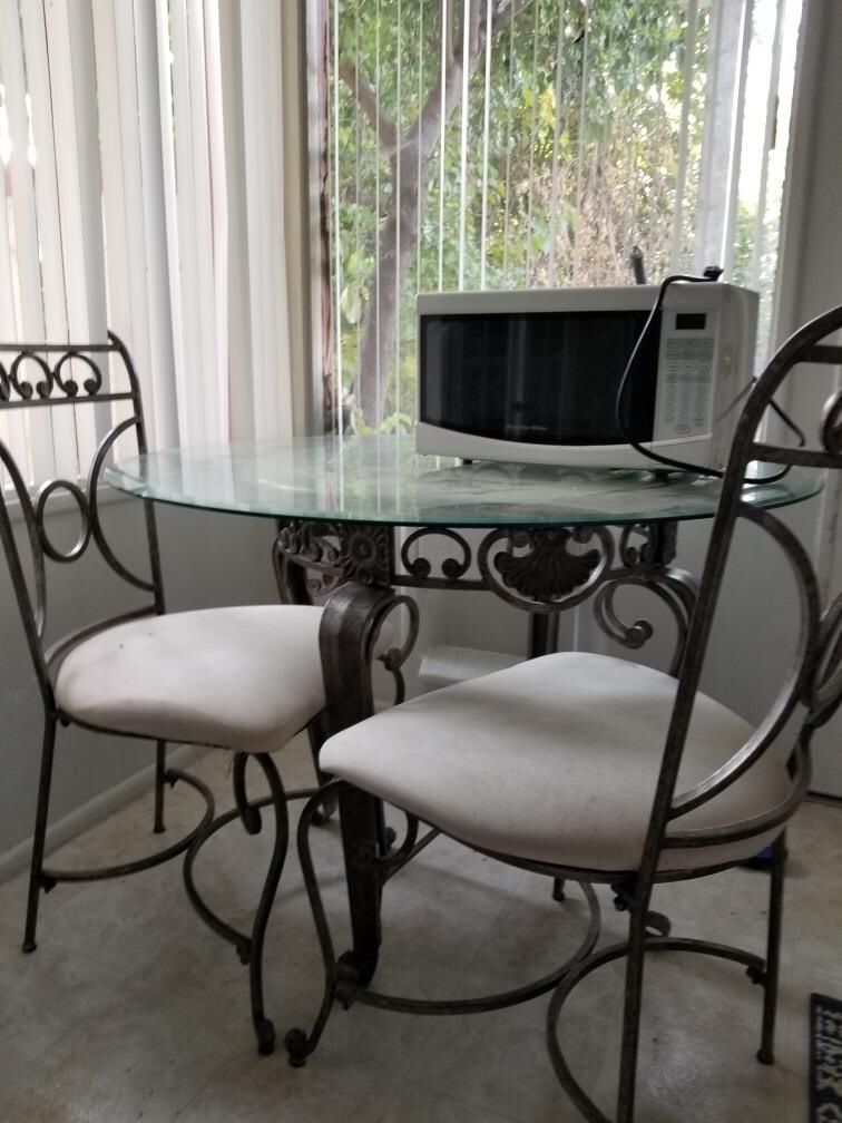 Dining room table with four chairs and matching baker’s rack