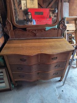 ANTIQUE DRESSER !!