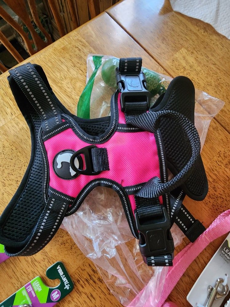 New- Dog Harness Sz M,  And 4 New  Chains