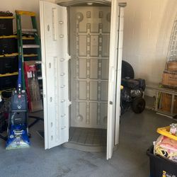 Great Condition Rubbermaid Storage