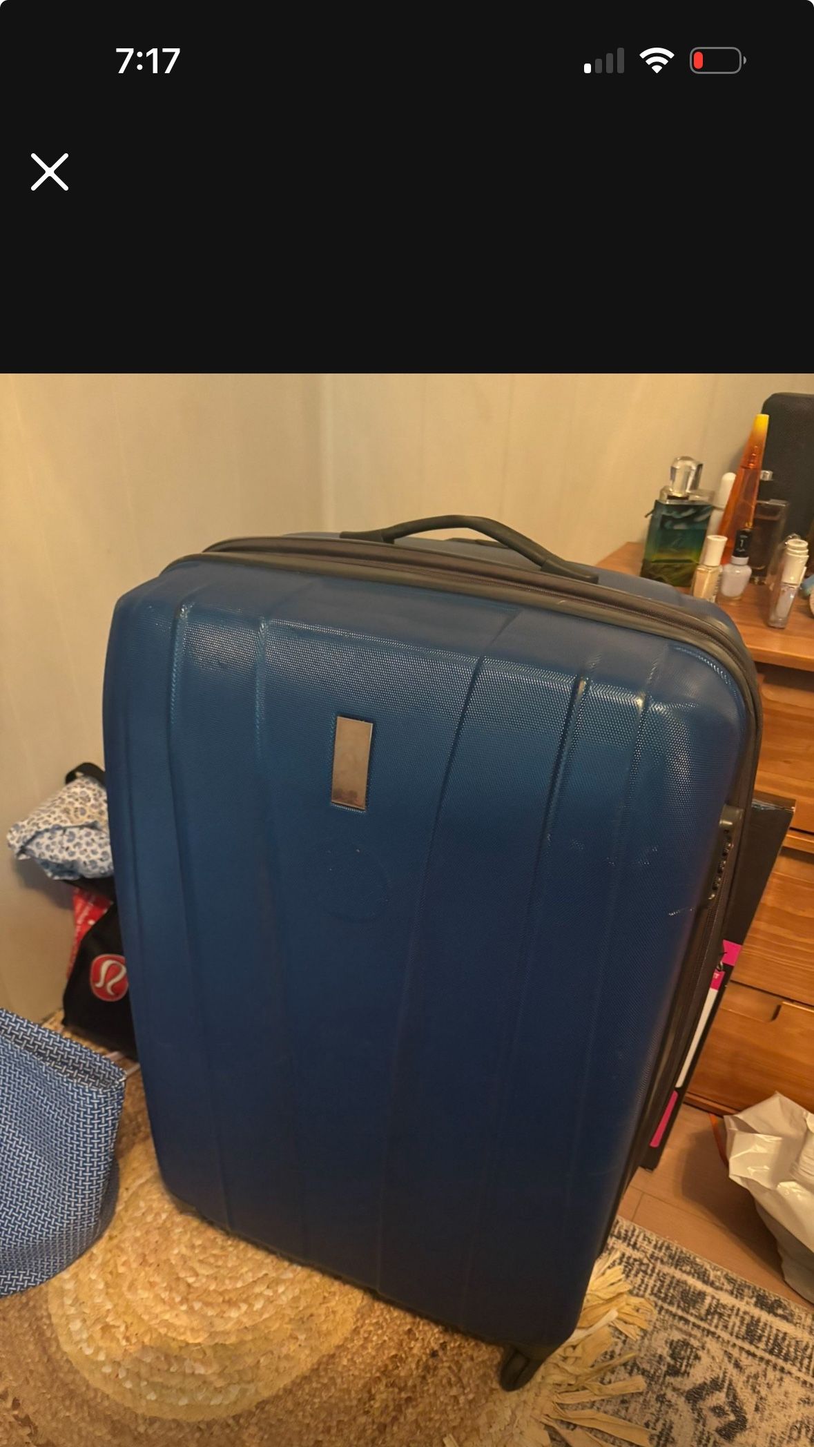 LOW PRICE MOVING- DESLEY $600 RETAIL LARGE HARD COVER SPINNER LUGGAGE