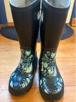 Girl size 12 bogs rain boot