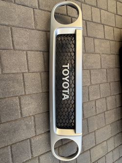Toyota FJ Cruiser OEM Front Grille – Silver