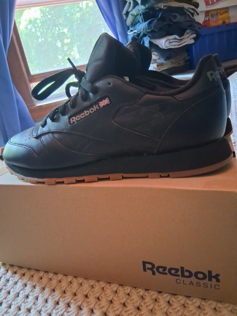 REEBOK ALL BLACK WITH GUM BOTTOM BRAND NEW. SIZE 9.5