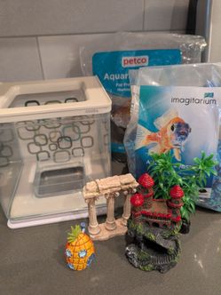 Small Aquarium 6" x 6" x 5.5" with Decorations/Rock/Sand