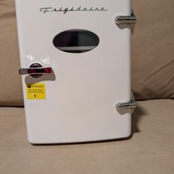 Frigidaire 6- Can Retro Mini Fridge
