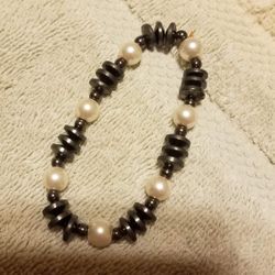 Handmade Bracelet 

Pretty handmade dark gray with pearls beaded bracelet

Please go to my page and see other items that I have listed thank you for y