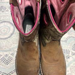 Ariat women 7/2 cowgirls steel  toe