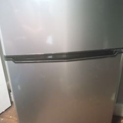 Mini Fridge/Freezer 