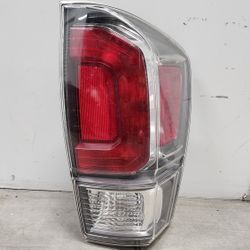 Genuine OEM Toyota 81(contact info removed)0 Passenger RH Tail Lamp Taillight 2016-2019 Tacoma