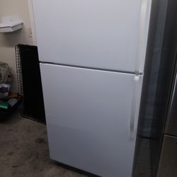 WHIRLPOOL. REFRIGERATOR