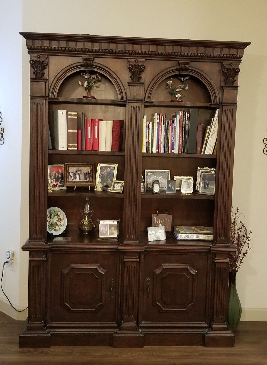 Bookcase / Cabinet
