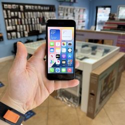 iPhone SE 3 Midnight 64Gb Factory Unlock Excellent condition