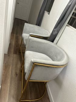 2 Sillas Altas Modernas Terciopelo Gris con Base Dorada – Bar Stools