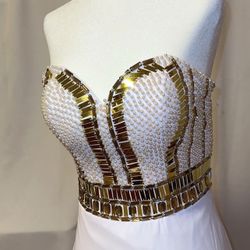 Sweetheart Neckline Sleeveless Beaded Chiffon With Sequins New never worn pron and parties dress size L to M