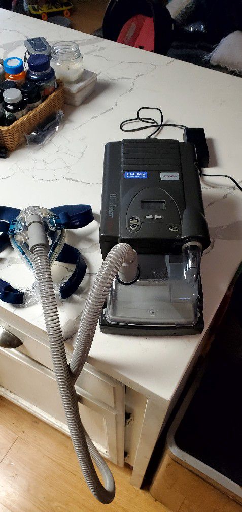 Remstar Cpap Machi E With Humidifier..works Great!!..comes With Full Mask And Black Carrying Case