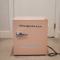 Frigidaire EFR176-CORAL-6COM